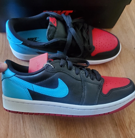 Womans Air Jordan 1 Retro Low OG NWB, Size 7 - Picture 2 of 8